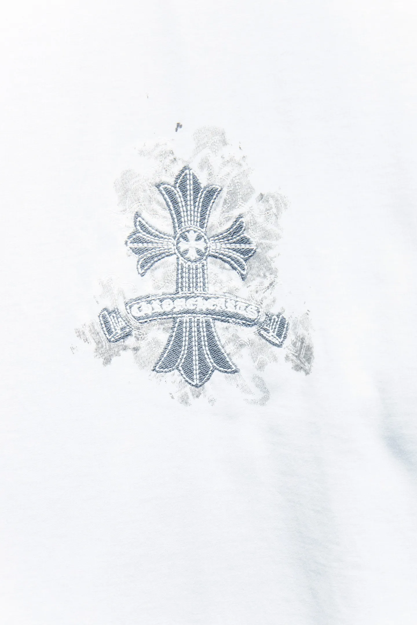 P180 🆕Chrome hearts 25ss os version is really charming and Chrome hearts are really unique. Each season's new version is made to the extreme. It is very practical and can be worn casually. Nice✔️ - ⚠️100% cotton. It is made of 32-count double yarn, 260-gram weight fabric and imported knitted needle carded cotton. It has moderate thickness, drape and contour, and the upper body is comfortable! ! It is very tolerant to fat body types and can instantly lose five pounds after wearing it!  The front and rear panels are hand-printed on the silk screen platen, and the 3D full-color scan pattern is used as film to ensure that the printing pattern is restored to the highest degree, and the printing is made to have a cracking effect and is reinforced and not easy to fall off. The upper and lower LOGO printing has a strong touch texture. The printing material uses environmentally friendly active water slurry and anti-sublimation liquid for the base. The garments can withstand washing without stripping. The addition of handmade elements to the body of the garment greatly increases the interest of the garment and creates a unique visual effect. After special treatment, a unique effect is formed. An irregular hem is added to the version. This year's Kroxin is the main version. In the past two years, the oversize version has become the focus of the trend and has been a popular staple in the past two years. The change of designers has made this brand an instant hit. The progressive fashion of the times also needs the blood impact of fresh elements and trendy designs in order to continue its glory! It’s stylish both inside and outside, a must-have for high street travel! An absolute "eye-catching style" that can match couples 💏 Color: Black White Size: S M L XL